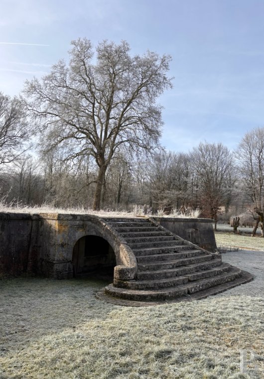 En Côte-d’Or, à l’est de Châtillon-sur-Seine, les dépendances d’un ancien château autour d’une vaste cour - photo  n°30