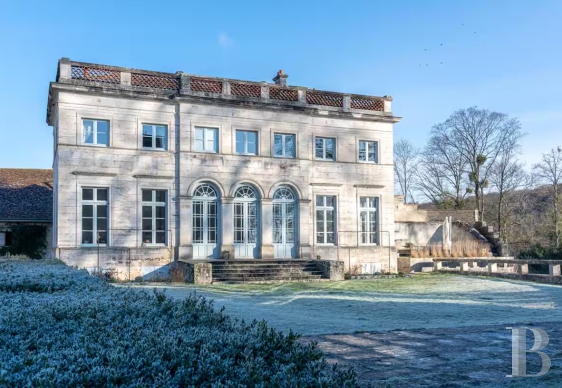 En Côte-d’Or, à l’est de Châtillon-sur-Seine, les dépendances d’un ancien château autour d’une vaste cour - photo  n°31