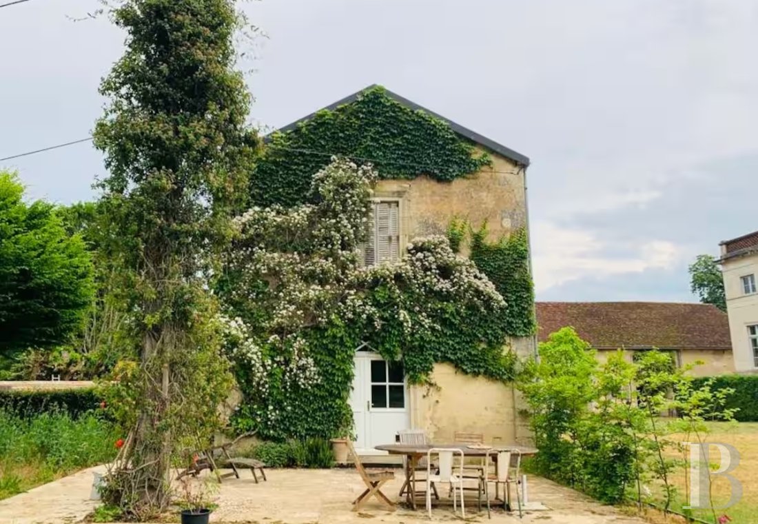 En Côte-d’Or, à l’est de Châtillon-sur-Seine, les dépendances d’un ancien château autour d’une vaste cour - photo  n°18