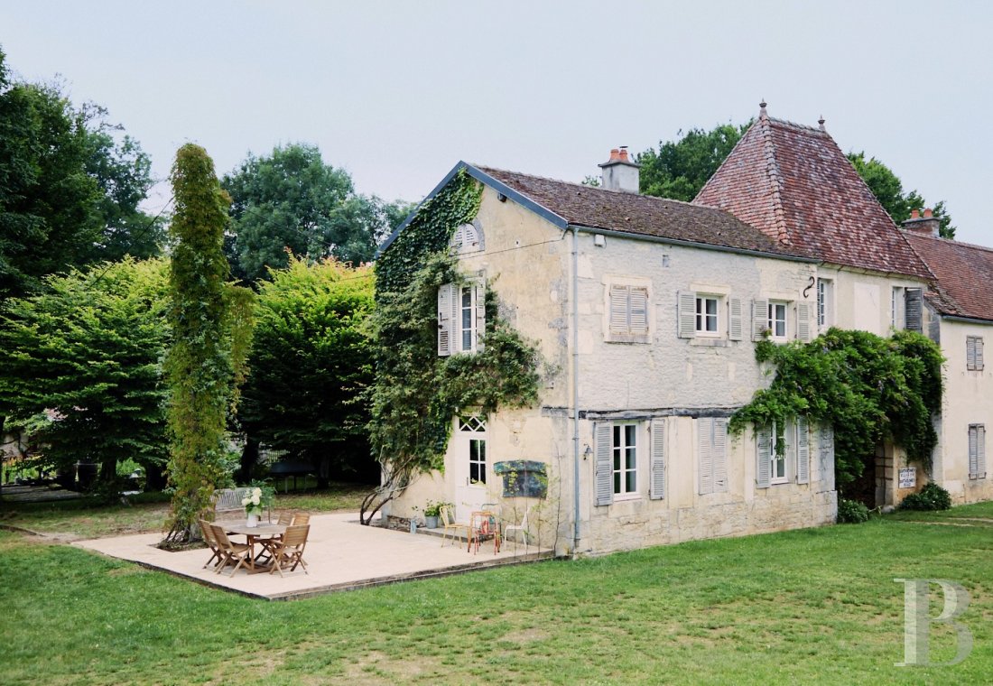 En Côte-d’Or, à l’est de Châtillon-sur-Seine, les dépendances d’un ancien château autour d’une vaste cour - photo  n°23