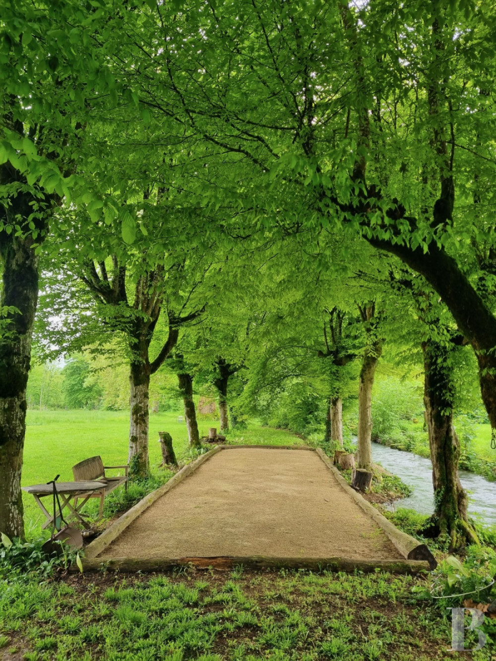En Côte-d’Or, à l’est de Châtillon-sur-Seine, les dépendances d’un ancien château autour d’une vaste cour - photo  n°26