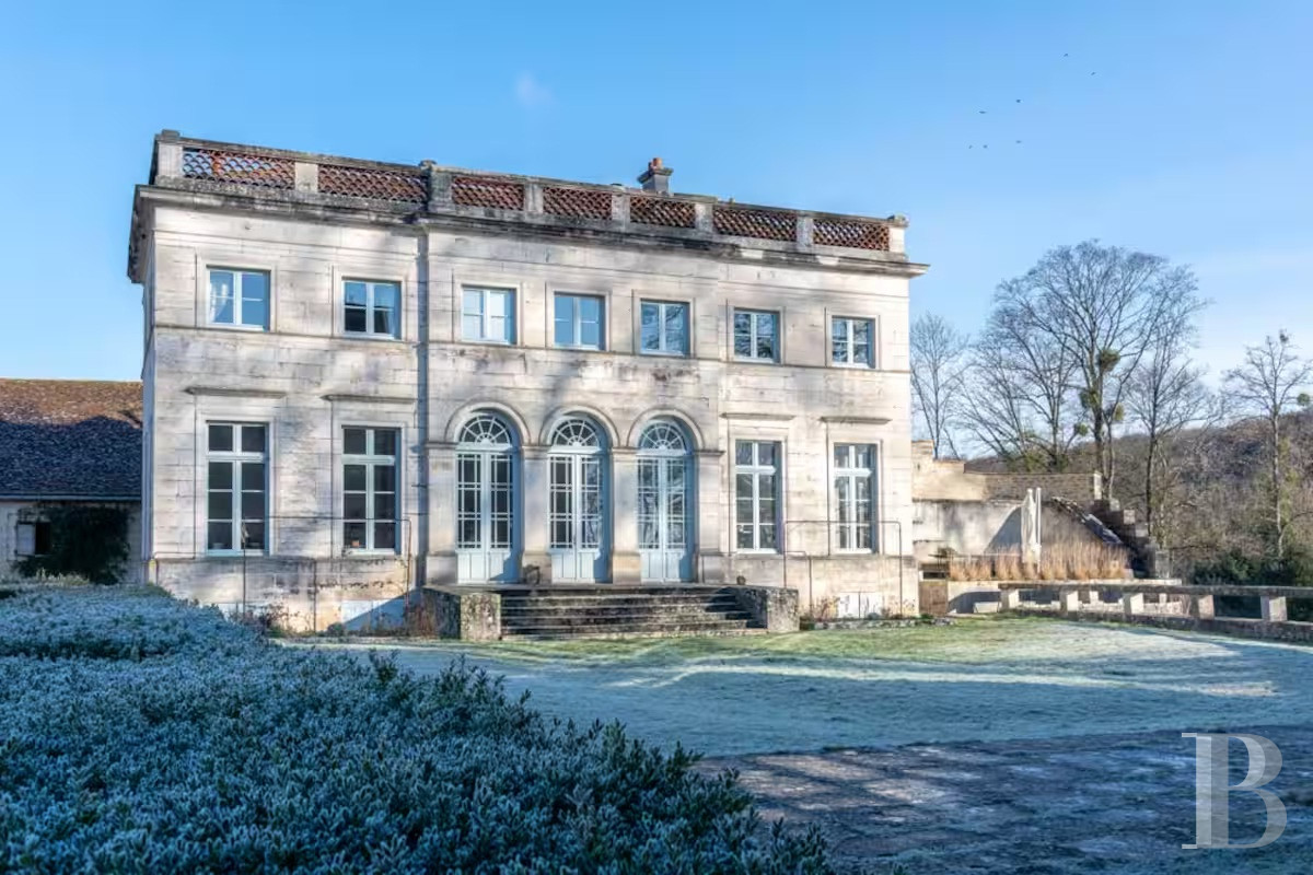 En Côte-d’Or, à l’est de Châtillon-sur-Seine, les dépendances d’un ancien château autour d’une vaste cour - photo  n°31