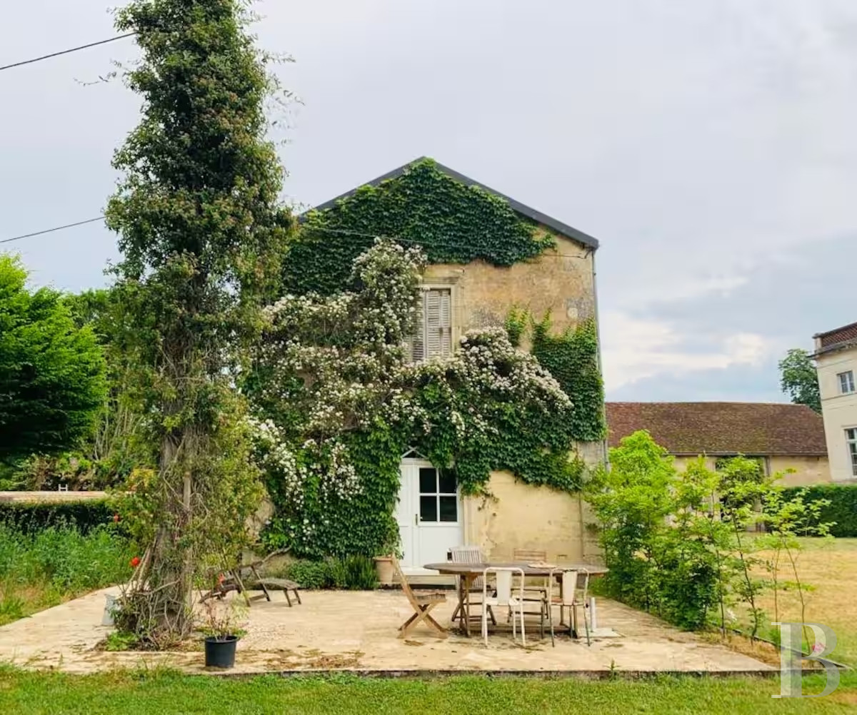 En Côte-d’Or, à l’est de Châtillon-sur-Seine, les dépendances d’un ancien château autour d’une vaste cour - photo  n°18