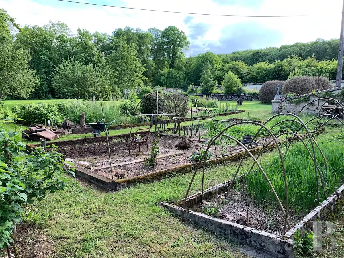 En Côte-d’Or, à l’est de Châtillon-sur-Seine, les dépendances d’un ancien château autour d’une vaste cour - photo  n°27