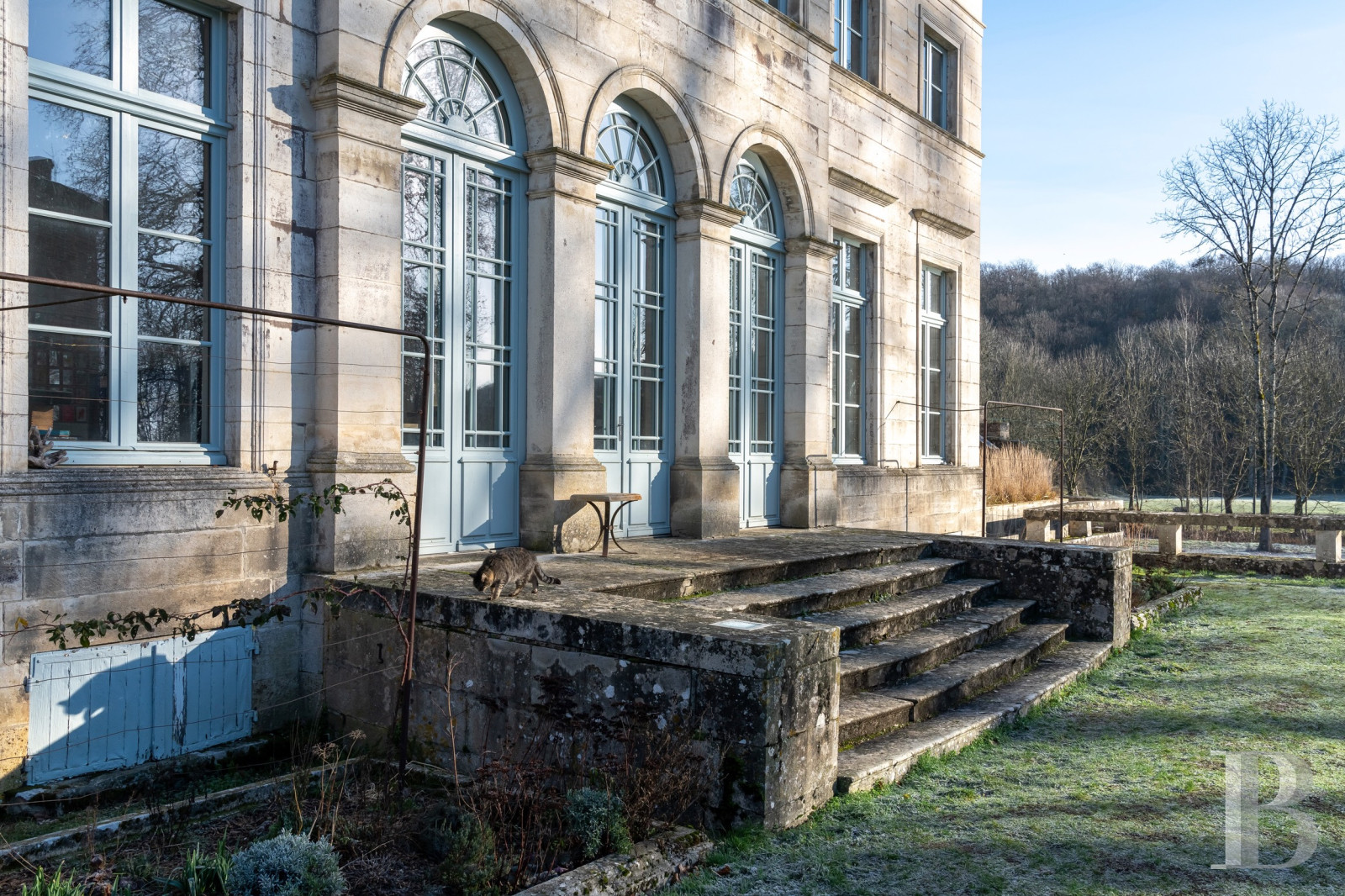 En Côte-d’Or, à l’est de Châtillon-sur-Seine, les dépendances d’un ancien château autour d’une vaste cour - photo  n°3