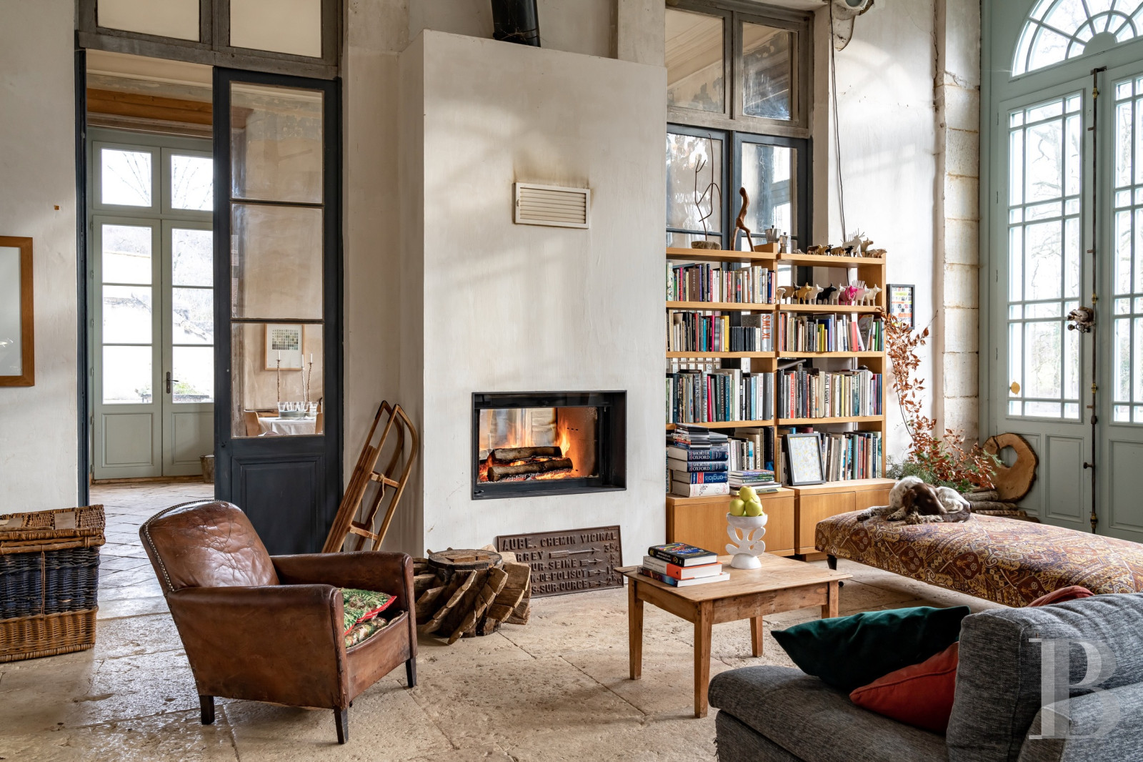 En Côte-d’Or, à l’est de Châtillon-sur-Seine, les dépendances d’un ancien château autour d’une vaste cour - photo  n°5