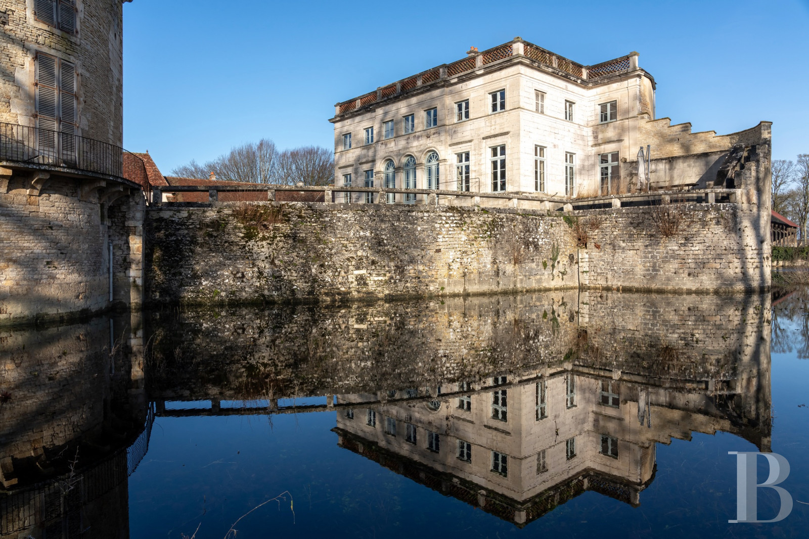 En Côte-d’Or, à l’est de Châtillon-sur-Seine, les dépendances d’un ancien château autour d’une vaste cour - photo  n°1