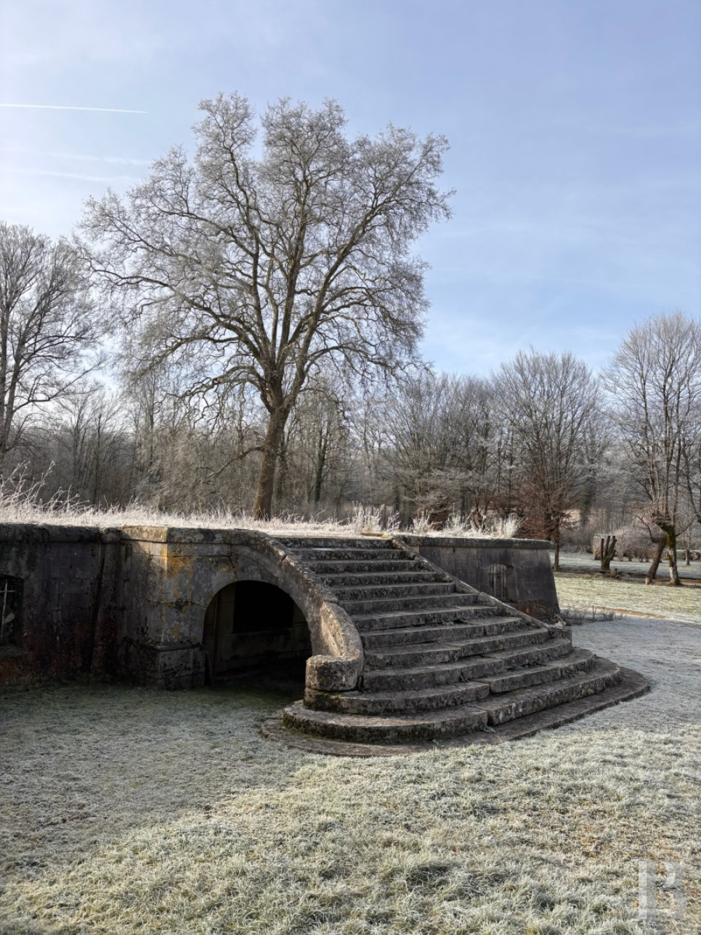 En Côte-d’Or, à l’est de Châtillon-sur-Seine, les dépendances d’un ancien château autour d’une vaste cour - photo  n°30