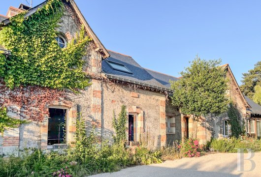 pays-de-loire - A long rural house from the 19th century with an outbuilding and two hectares of grounds, 15 minutes north of the city of Angers in France’s Maine-et-Loire department