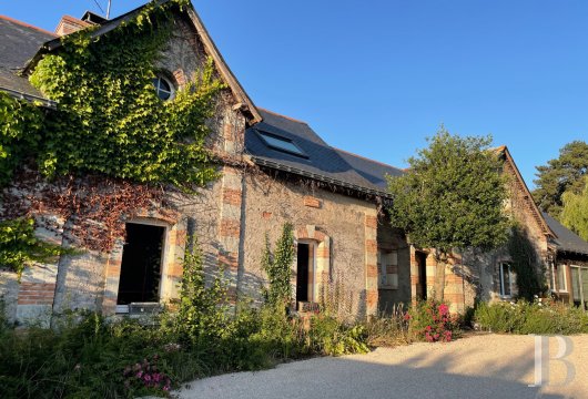 pays-de-loire - A long rural house from the 19th century with an outbuilding and two hectares of grounds, 15 minutes north of the city of Angers in France’s Maine-et-Loire department