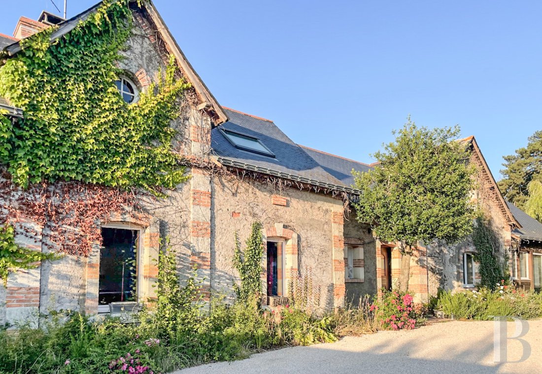 Character houses for sale - pays-de-loire - A long rural house from the 19th century with an outbuilding and two hectares of grounds, 15 minutes north of the city of Angers in France’s Maine-et-Loire department
