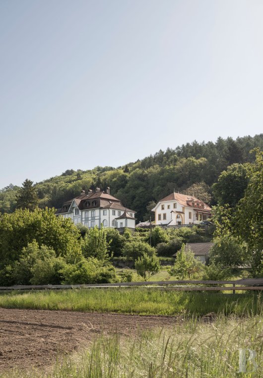 Dans le canton de Vaud, non loin des rives du lac de Neuchâtel, un château des 17e et 18e siècles rénové dans son état d’origine - photo  n°2