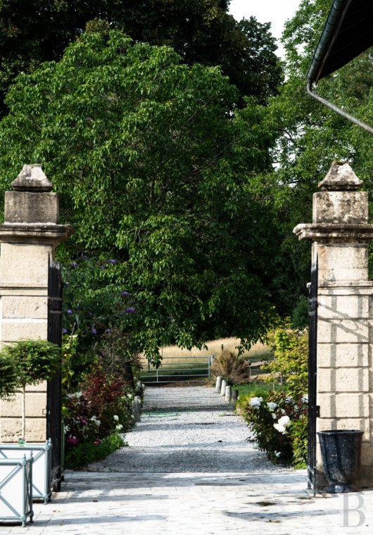 Dans le canton de Vaud, non loin des rives du lac de Neuchâtel, un château des 17e et 18e siècles rénové dans son état d’origine - photo  n°41