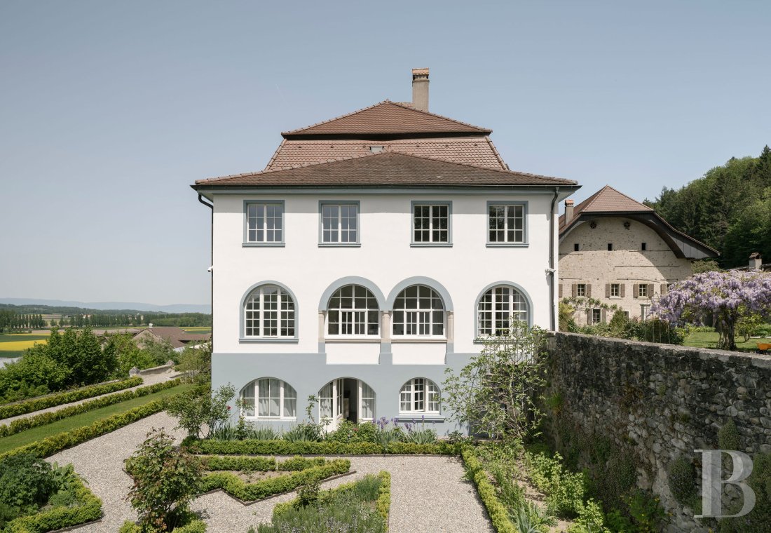 Dans le canton de Vaud, non loin des rives du lac de Neuchâtel, un château des 17e et 18e siècles rénové dans son état d’origine - photo  n°5