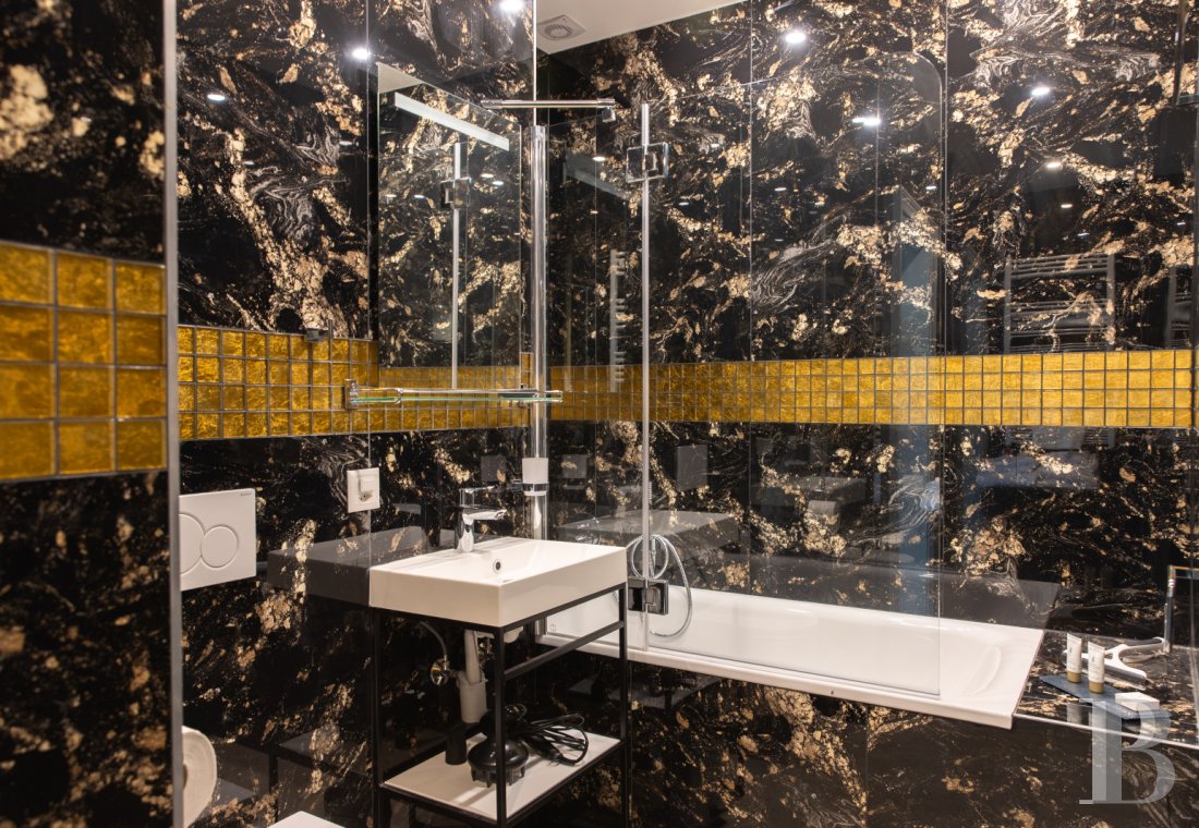 Dans le canton de Vaud, non loin des rives du lac de Neuchâtel, un château des 17e et 18e siècles rénové dans son état d’origine - photo  n°21