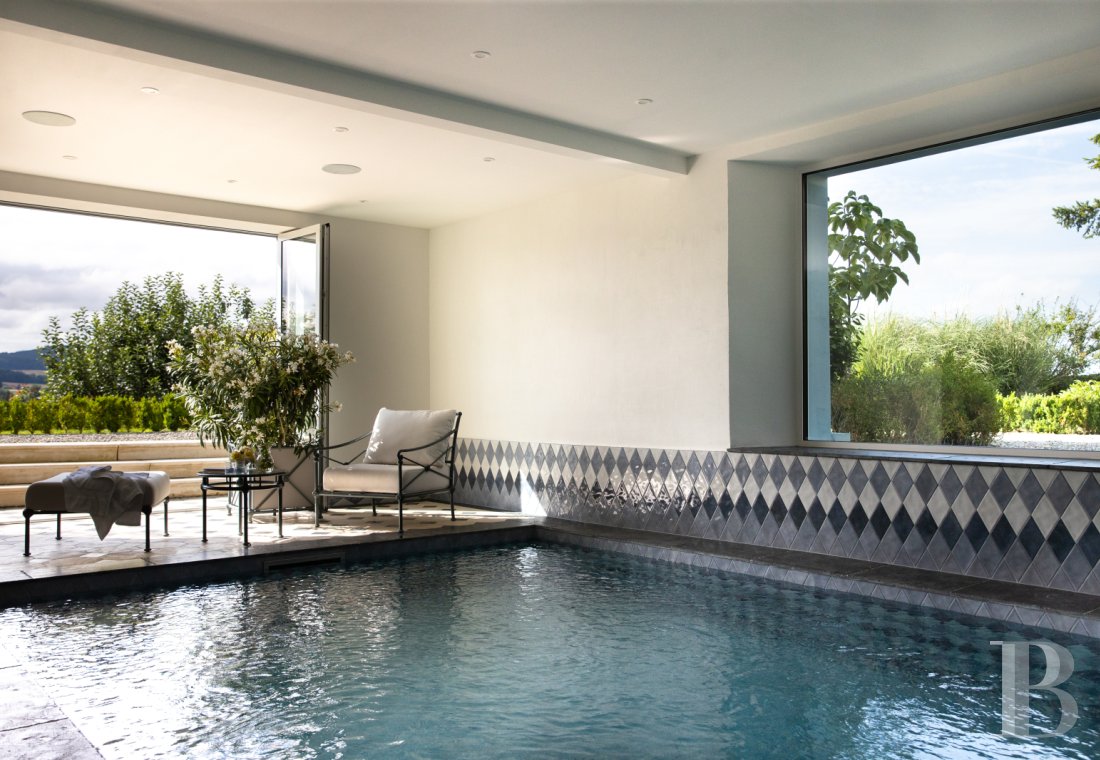 Dans le canton de Vaud, non loin des rives du lac de Neuchâtel, un château des 17e et 18e siècles rénové dans son état d’origine - photo  n°26