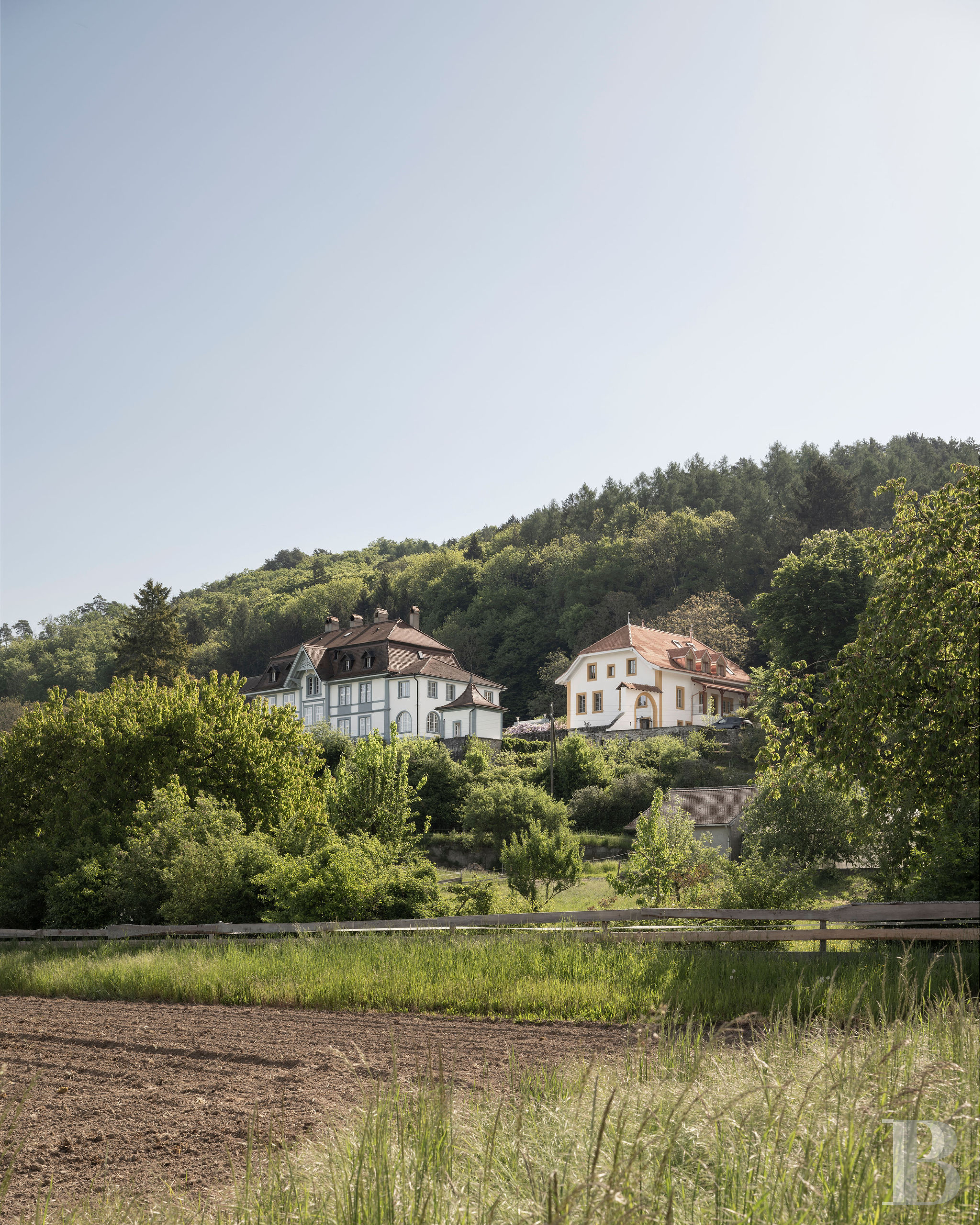 Dans le canton de Vaud, non loin des rives du lac de Neuchâtel, un château des 17e et 18e siècles rénové dans son état d’origine - photo  n°2