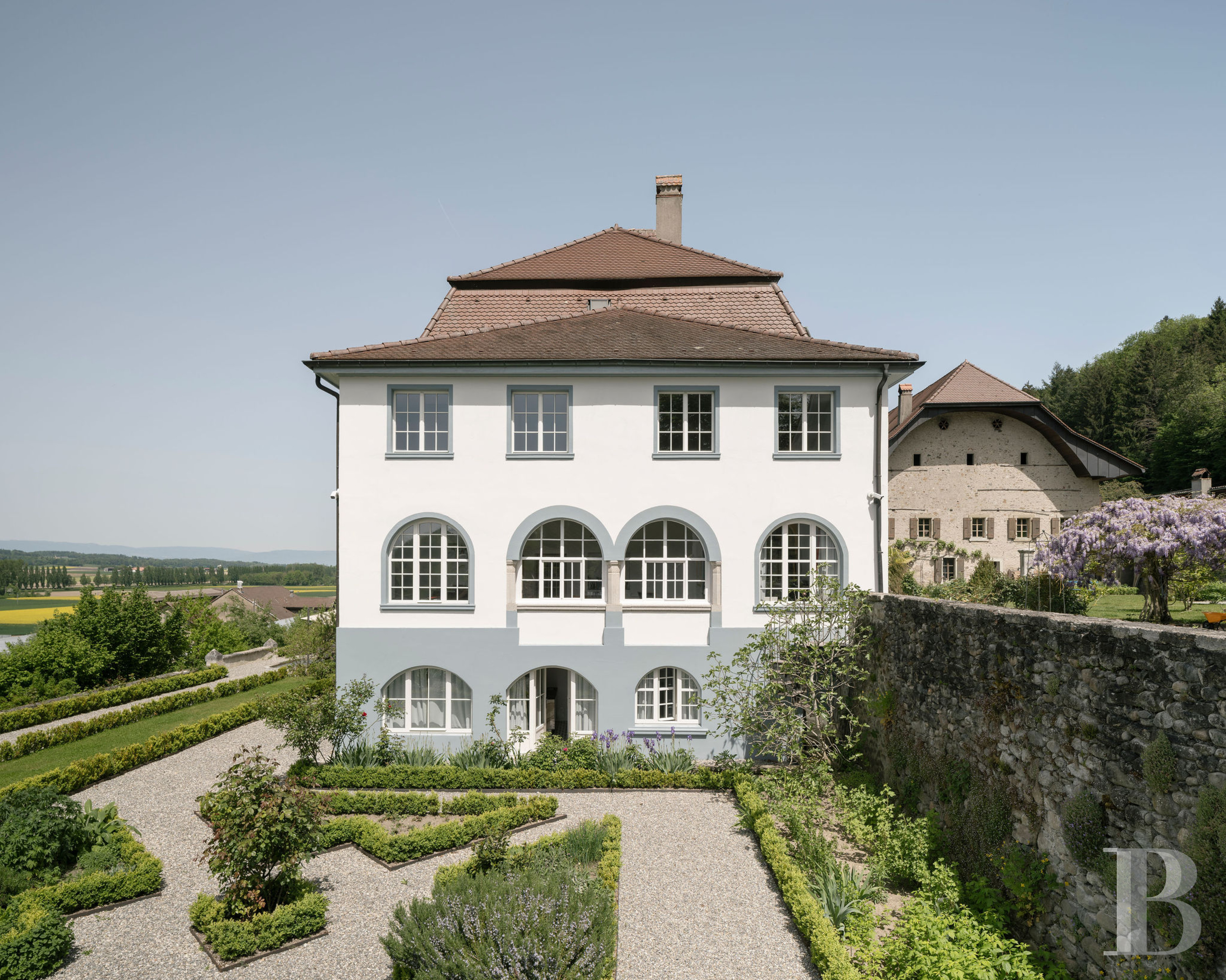 Dans le canton de Vaud, non loin des rives du lac de Neuchâtel, un château des 17e et 18e siècles rénové dans son état d’origine - photo  n°5