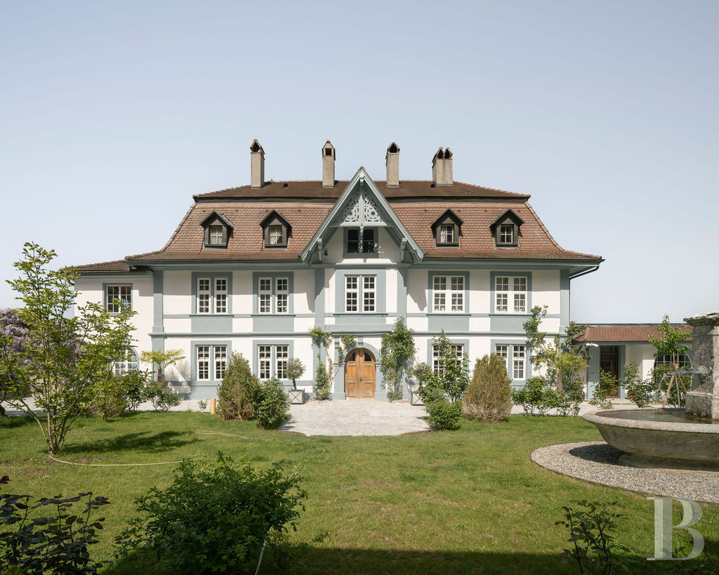 Dans le canton de Vaud, non loin des rives du lac de Neuchâtel, un château des 17e et 18e siècles rénové dans son état d’origine - photo  n°1