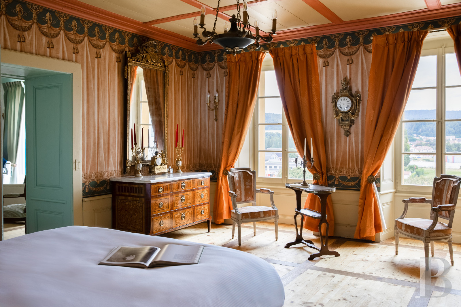 Dans le canton de Vaud, non loin des rives du lac de Neuchâtel, un château des 17e et 18e siècles rénové dans son état d’origine - photo  n°23