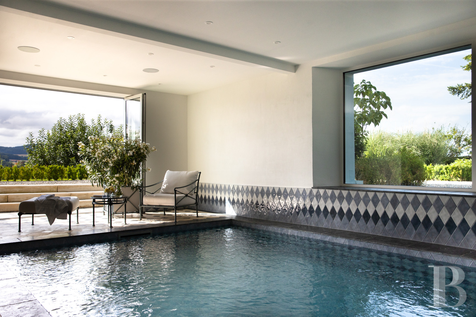 Dans le canton de Vaud, non loin des rives du lac de Neuchâtel, un château des 17e et 18e siècles rénové dans son état d’origine - photo  n°26