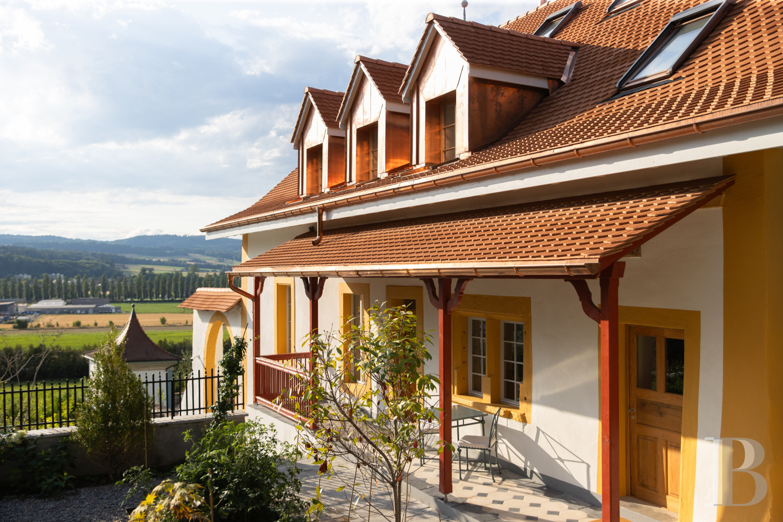 Dans le canton de Vaud, non loin des rives du lac de Neuchâtel, un château des 17e et 18e siècles rénové dans son état d’origine - photo  n°31