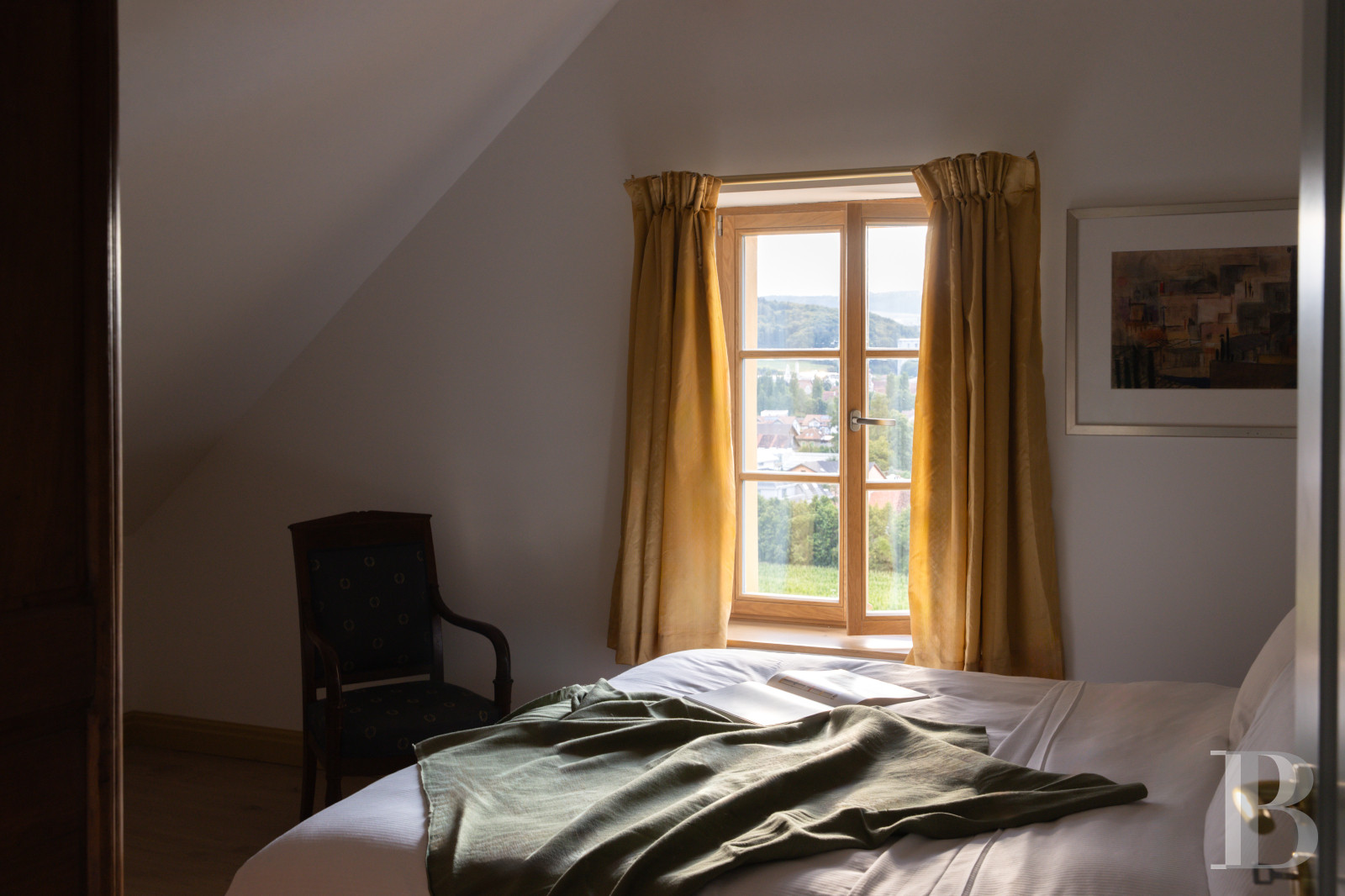 Dans le canton de Vaud, non loin des rives du lac de Neuchâtel, un château des 17e et 18e siècles rénové dans son état d’origine - photo  n°22