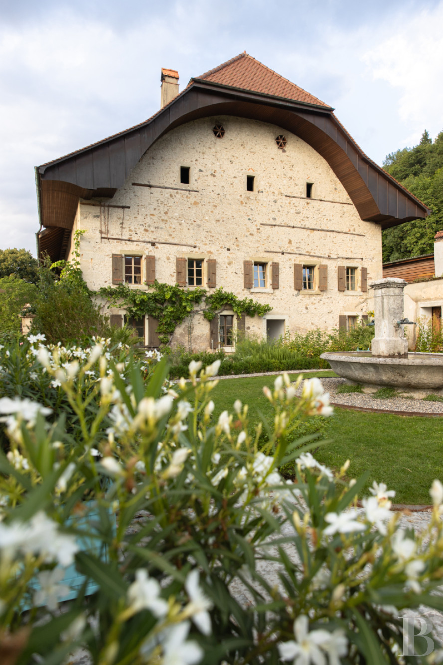 Dans le canton de Vaud, non loin des rives du lac de Neuchâtel, un château des 17e et 18e siècles rénové dans son état d’origine - photo  n°3