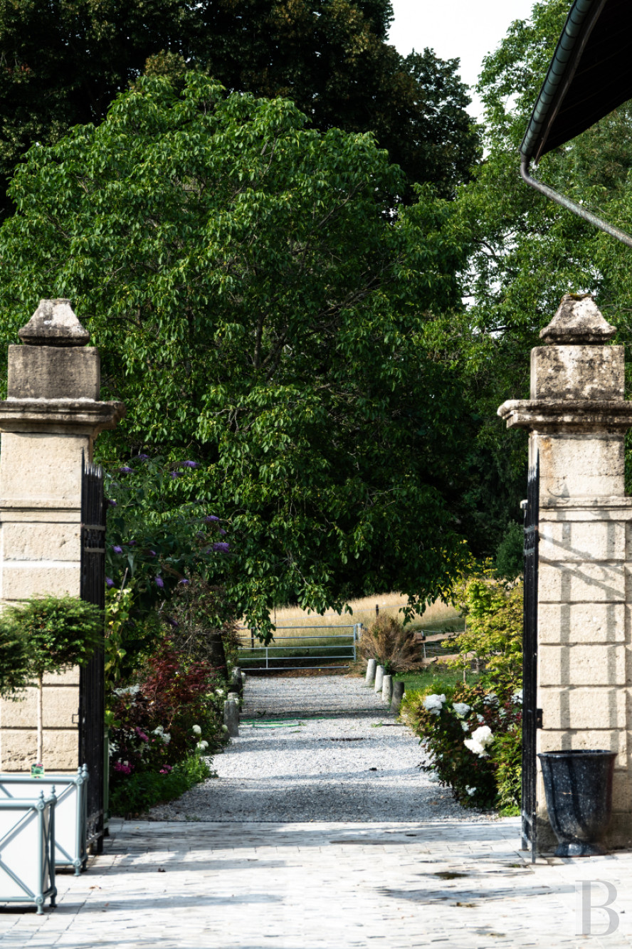 Dans le canton de Vaud, non loin des rives du lac de Neuchâtel, un château des 17e et 18e siècles rénové dans son état d’origine - photo  n°41