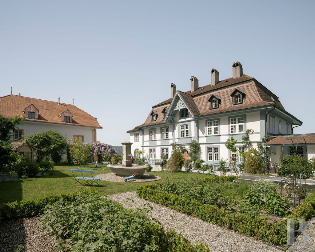 Dans le canton de Vaud, non loin des rives du lac de Neuchâtel, un château des 17e et 18e siècles rénové dans son état d’origine - photo  n°42