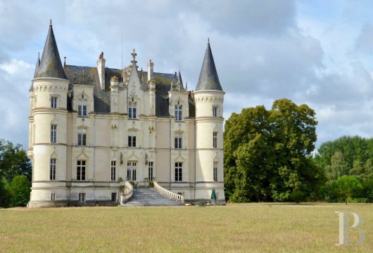 pays-de-loire - En Anjou, un château néogothique et ses nombreuses dépendances  dans un parc à l'anglaise de près de 20 ha