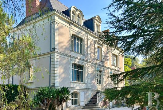 pays-de-loire - Près d'Angers, en lisière d'un village des bords de Loire, une demeure du 19e s. rénovée et son parc clos