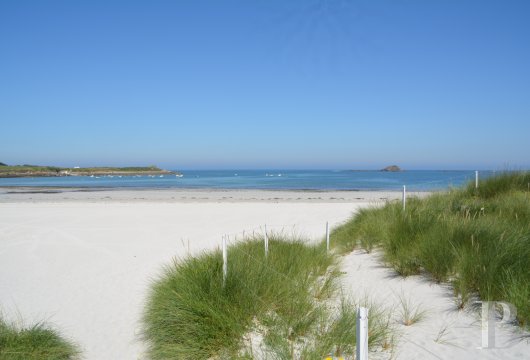 bretagne - En Bretagne, sur la côte des légendes du Finistère nord, un manoir du 15e s. et ses dépendances, entièrement rénovés, proche des plages