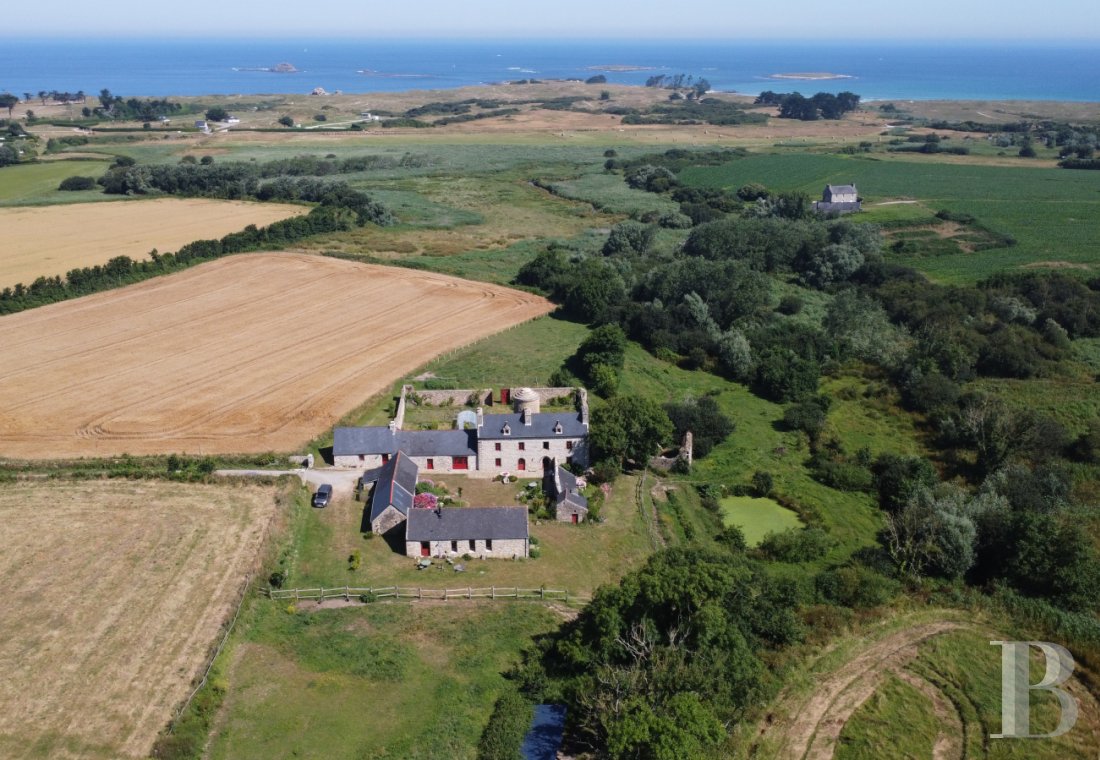 manoirs à vendre - bretagne - En Bretagne, sur la côte des légendes du Finistère nord, un manoir du 15e s. et ses dépendances, entièrement rénovés, proche des plages