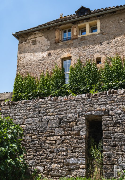 character properties France languedoc roussillon   - 4
