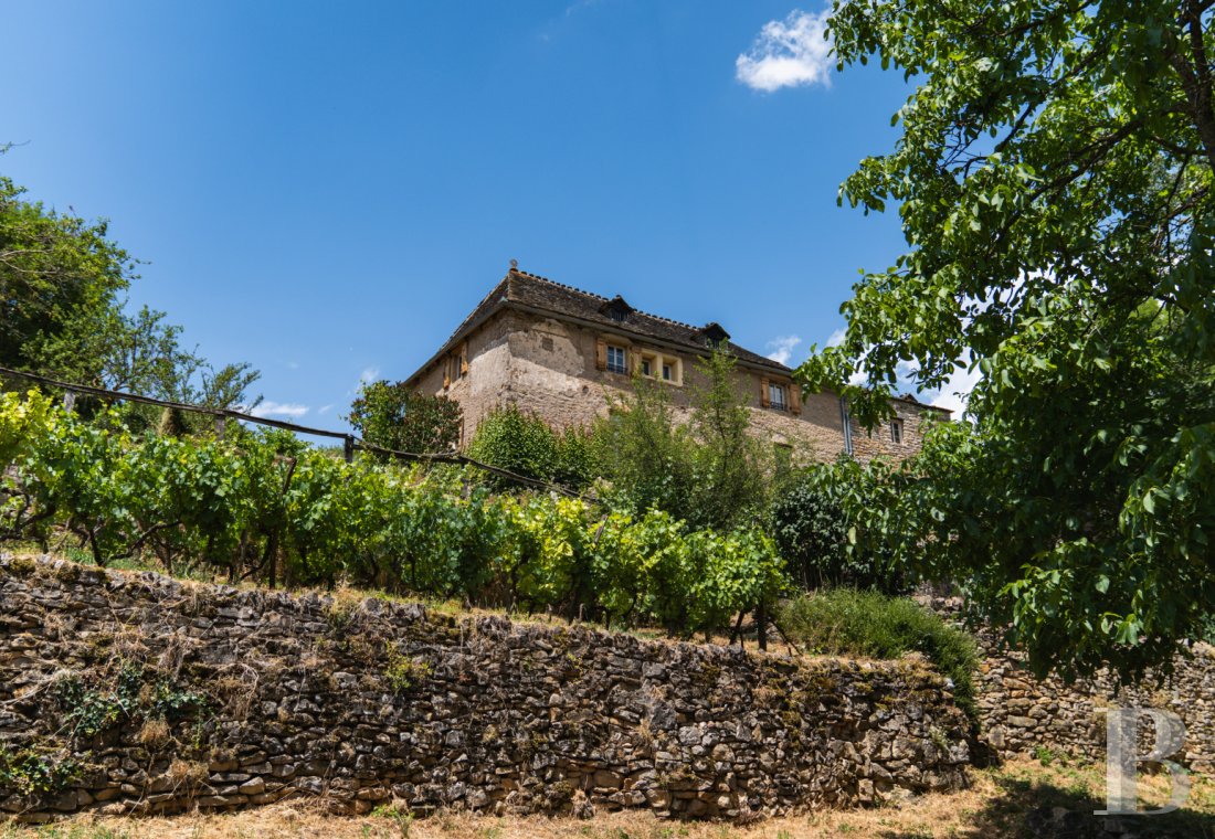 character properties France languedoc roussillon   - 2
