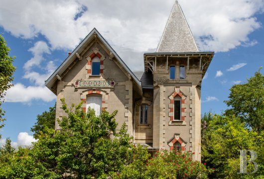 aquitaine - À Bordeaux, quartier Caudéran, une villa anglo-normande du début du 20e s.  à rénover en partie