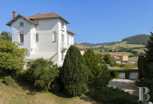rhones-alps - An early-20th-century villa with a clear view and a 3,400m² tree-dotted garden, 30 minutes west of Lyon with direct access to the city via the A89 motorway