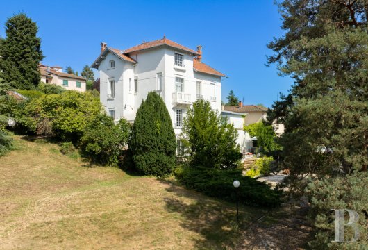 rhones-alpes - À 30 min à l'ouest de Lyon, en accès direct via l'autoroute A89, une demeure du début du 20e s. avec vue dégagée et jardin arboré de 3 400 m²