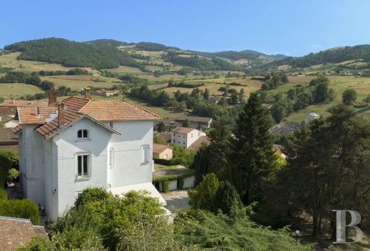rhones-alps - An early-20th-century villa with a clear view and a 3,400m² tree-dotted garden, 30 minutes west of Lyon with direct access to the city via the A89 motorway