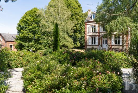 haute-normandie - Dans un village normand entouré de forêts, à moins de 2 h de Paris, une maison de maître du 19e s., sa maison d'amis et son parc paysager de 6000 m²