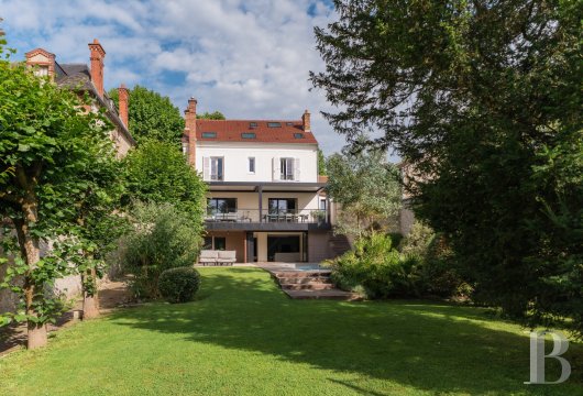 ile-de-france - A large, renovated house with nearly 285 m², a patio and swimming pool,  facing a landscaped garden, near both the train station and forest, in Fontainebleau