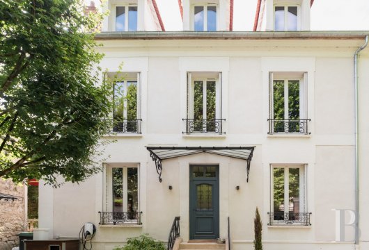 ile-de-france - A manor house, completely renovated, with nearly 285 m², a patio and swimming pool,  facing a landscaped garden, sheltered from view, in Fontainebleau