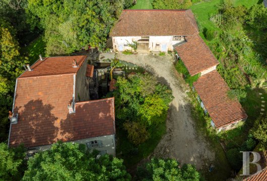 franche-comte - Entre Jura et Bresse, en bordure de Saint-Amour, un moulin paisible avec droit d’eau, dépendances, potager, verger et 2 ha de terrain