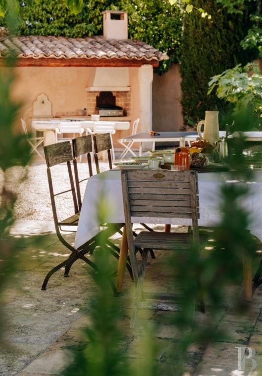 A Provencal farmhouse renovated in keeping with the traditional way of life, not far from Carpentras, in the Vaucluse - photo  n°4