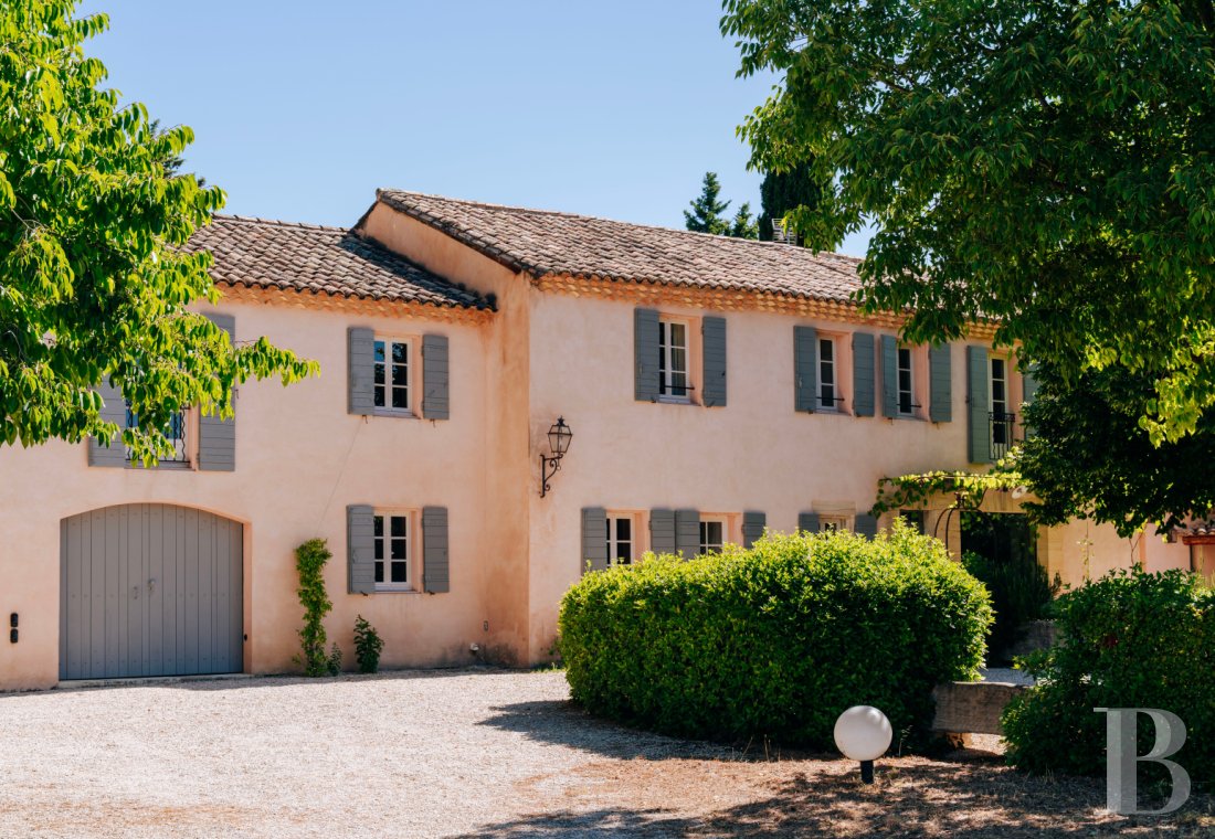 A Provencal farmhouse renovated in keeping with the traditional way of life, not far from Carpentras, in the Vaucluse - photo  n°1