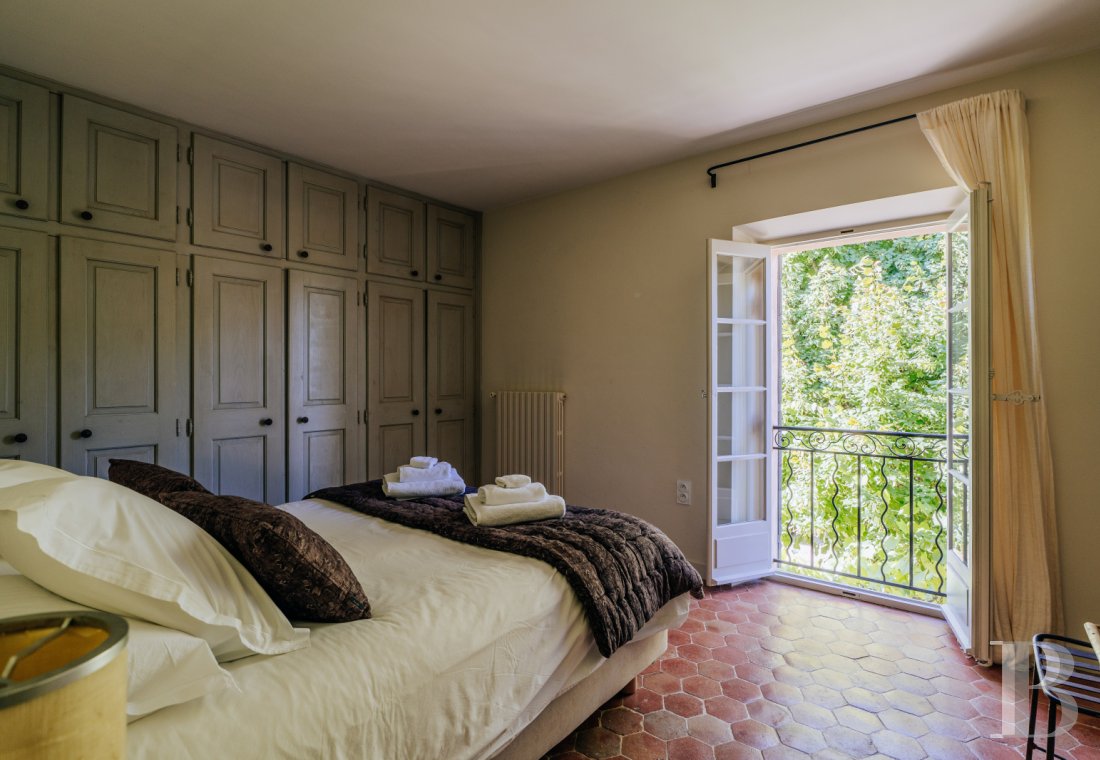 A Provencal farmhouse renovated in keeping with the traditional way of life, not far from Carpentras, in the Vaucluse - photo  n°23