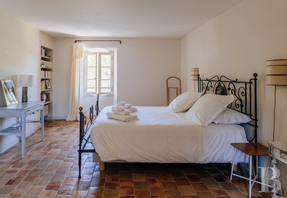 A Provencal farmhouse renovated in keeping with the traditional way of life, not far from Carpentras, in the Vaucluse - photo  n°26