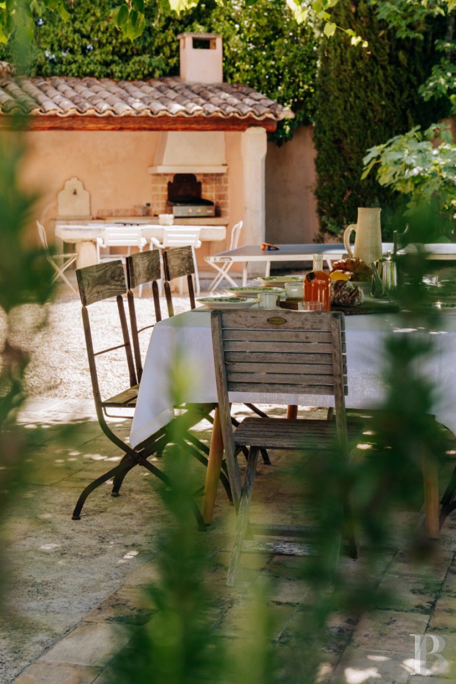 A Provencal farmhouse renovated in keeping with the traditional way of life, not far from Carpentras, in the Vaucluse - photo  n°4