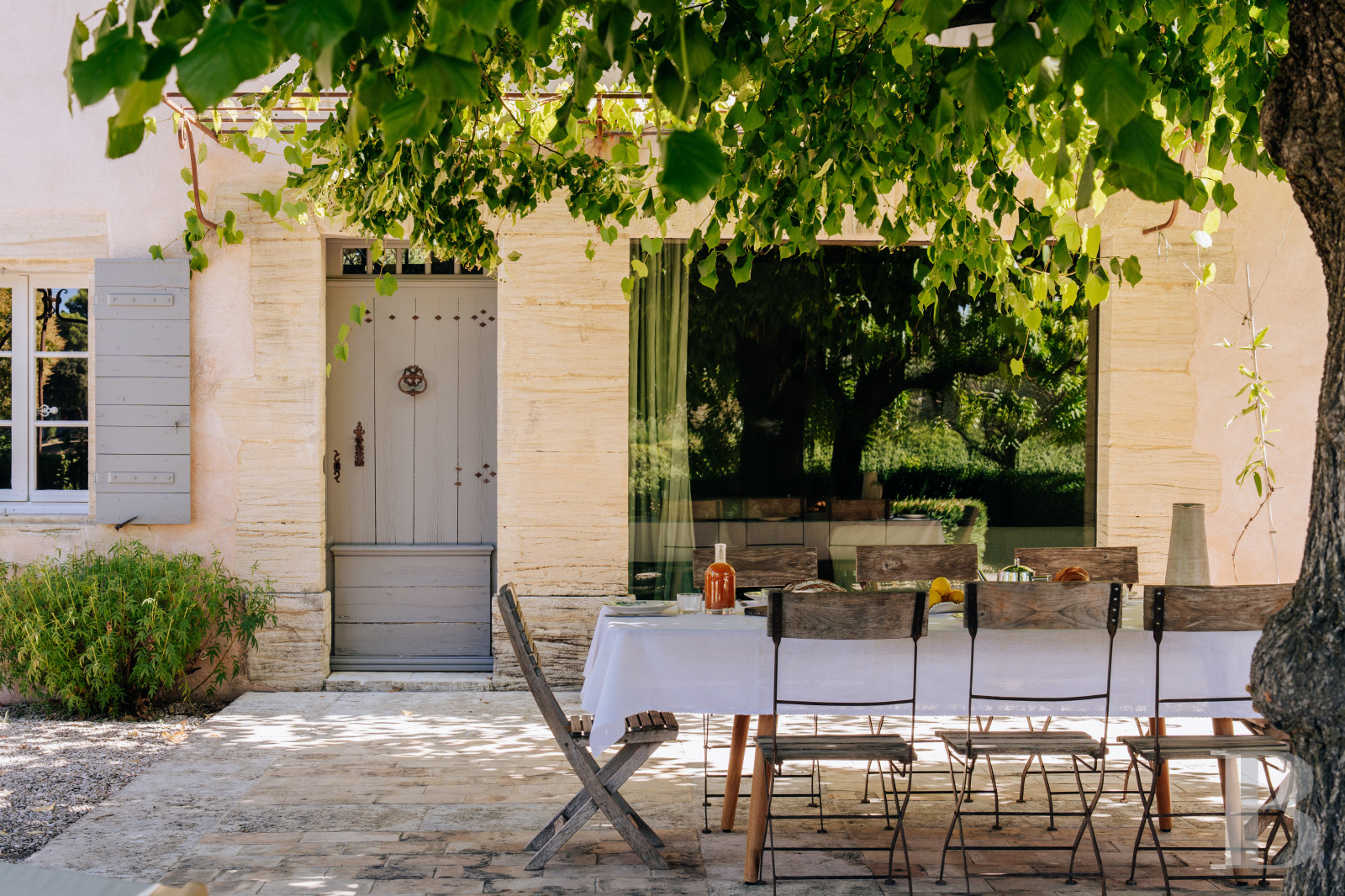 A Provencal farmhouse renovated in keeping with the traditional way of life, not far from Carpentras, in the Vaucluse - photo  n°3